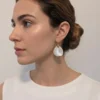 Boucle d oreille mariage pétale nacré. Bijou mariage luxe