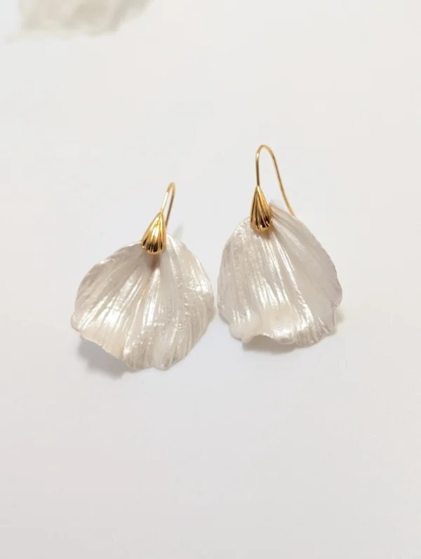 boucle d oreille nacre mariage Vivienne en porcelaine nacrée, en forme de pétale façonné main, sur crochet coquille doré.