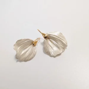 boucle d oreille nacre mariage Vivienne en porcelaine nacrée, en forme de pétale façonné main, sur crochet coquille doré.