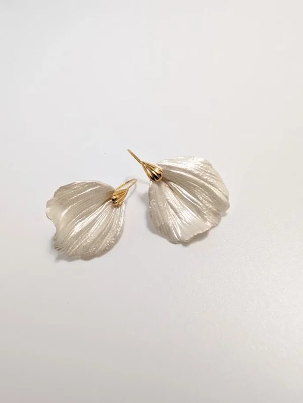 boucle d oreille nacre mariage Vivienne en porcelaine nacrée, en forme de pétale façonné main, sur crochet coquille doré.