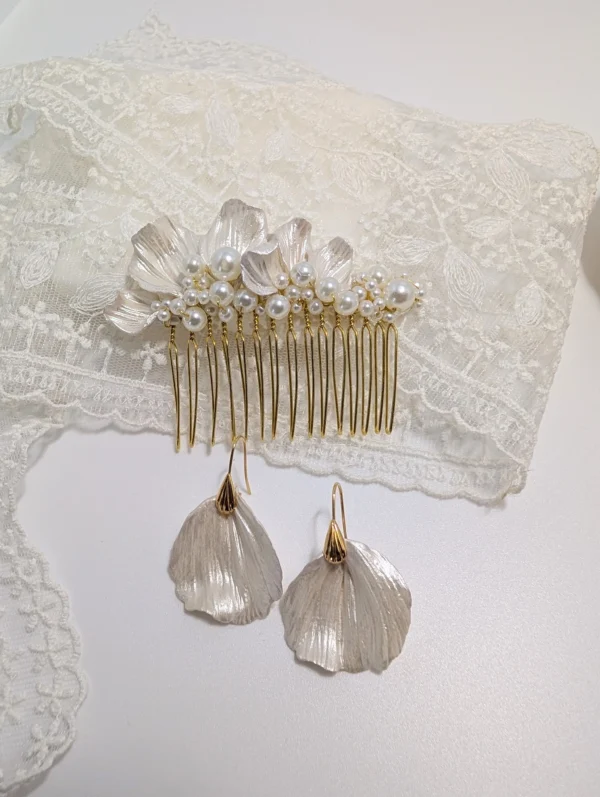 Boucles d'oreilles mariage Vivienne en porcelaine nacrée, en forme de pétale façonné main, sur crochet coquille doré. Accessoire cheveux assorti avec pétales et perles nacrées.