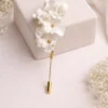 Boutonnière DIANE : détail des fleurs blanches en porcelaine froide
