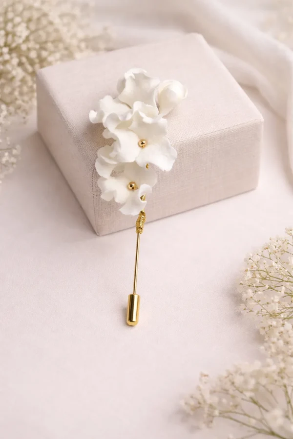 Boutonnière DIANE : détail des fleurs blanches en porcelaine froide