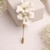 Boutonnière fleurs blanches DIANE : petit bouquet de fleurs en porcelaine froide sur une épingle dorée, by Marguerite