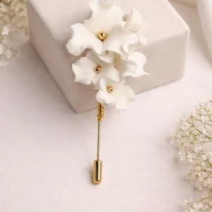 Boutonnière fleurs blanches DIANE : petit bouquet de fleurs en porcelaine froide sur une épingle dorée, by Marguerite