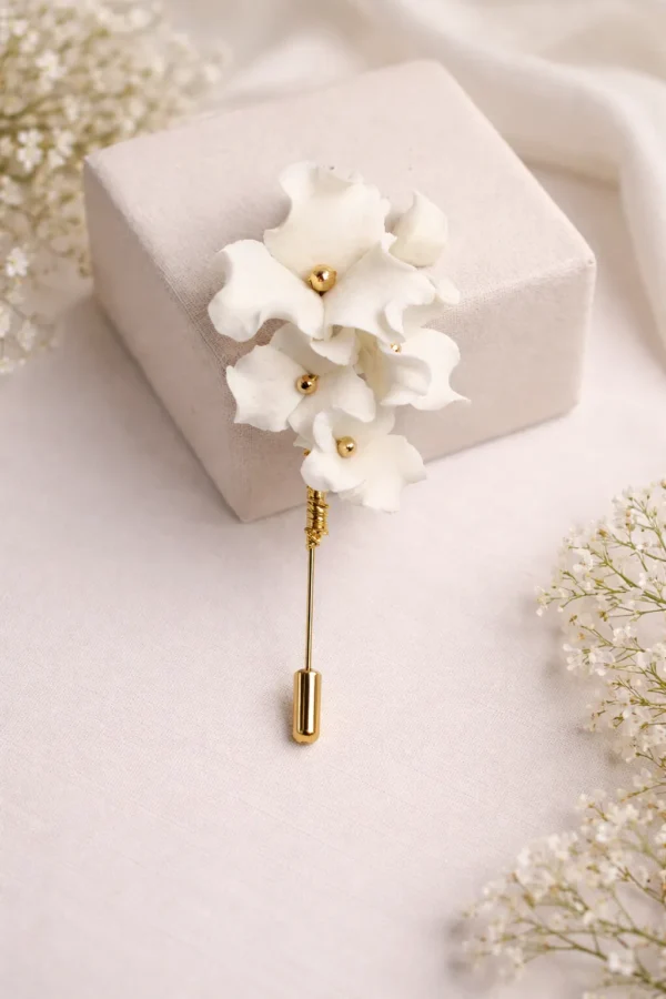 Boutonnière fleurs blanches DIANE : petit bouquet de fleurs en porcelaine froide sur une épingle dorée, by Marguerite