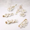 Ligne DIANE : attache-traîne, barrettes, épingles et boutonnière aux fleurs blanches en porcelaine froide
