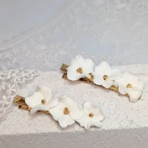 Barrette DIANE posée sur une pierre blanche, fleurs blanches au cœur doré