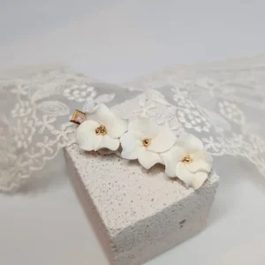 Barrette enfant de cérémonie DIANE : fleurs blanches en porcelaine froide sur une pince crocodile dorée, by Marguerite