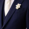 Boutonnière DIANE sur une veste de costume bleu marine