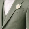 Boutonnière DIANE sur une veste de costume vert sauge
