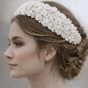Bandeau mariée fleurs blanches NATALIA : headband de fleurs en porcelaine froide et perles de verre blanc, large sur le haut de la tête, by Marguerite