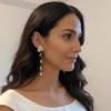 Mariée brune cheveux lachés et bijou boucle oreille mariage pendante avec fleurs et pétales de porcelaine froide