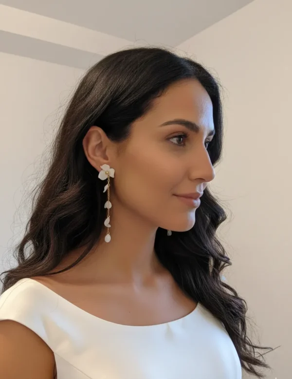 Mariée brune cheveux lachés et bijou boucle oreille mariage pendante avec fleurs et pétales de porcelaine froide