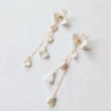 Bijou de mariage bohème chic. boucle d oreille fleurs et pétales pendants. Bijou de mariage luxe en porcelaine froide et gold filled