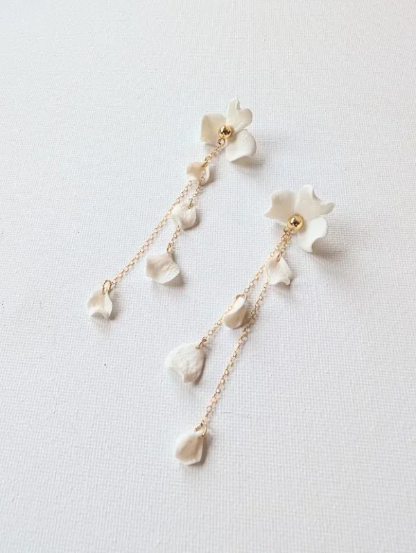 Bijou de mariage bohème chic. boucle d oreille fleurs et pétales pendants. Bijou de mariage luxe en porcelaine froide et gold filled