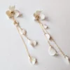 Bijou de mariage romantique chic. boucle d oreille fleurs et pétales pendants. Bijou de mariage luxe en porcelaine froide et gold filled