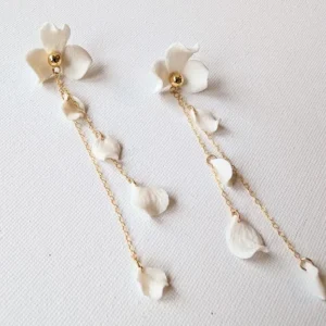Bijou de mariage romantique chic. boucle d oreille fleurs et pétales pendants. Bijou de mariage luxe en porcelaine froide et gold filled