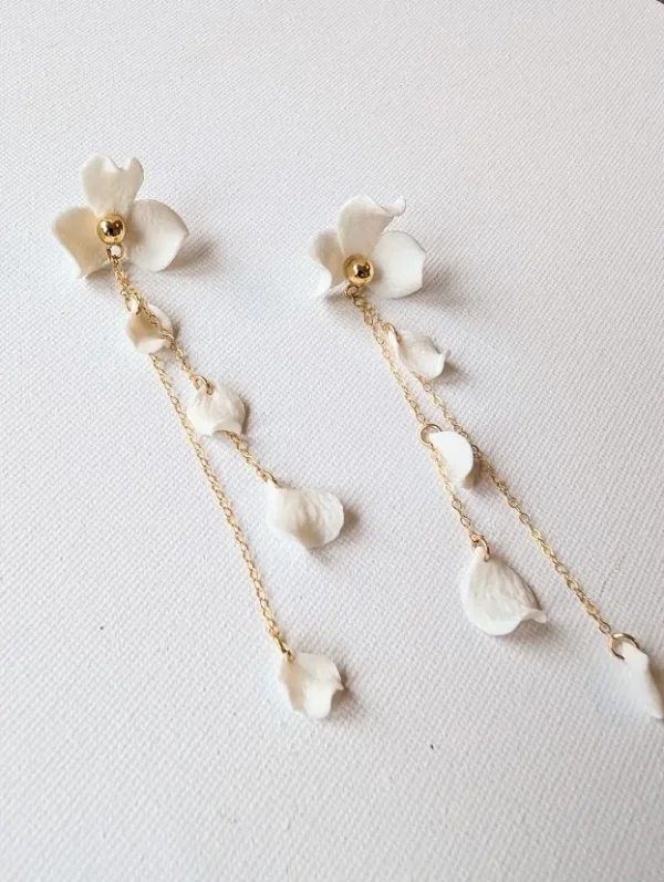 Bijou de mariage romantique chic. boucle d oreille fleurs et pétales pendants. Bijou de mariage luxe en porcelaine froide et gold filled