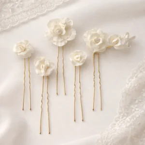 Lot d’épingles à cheveux mariage fleurs blanches faites main, accessoires coiffure mariée pour chignon bas, fleurs délicates style porcelaine froide, bijou de tête mariage luxe moderne
