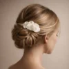 Mariée de dos en léger profil, chignon bohème blond foncé, peigne SOLÈNE à pétales blancs glissé sur le côté