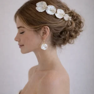 Couronne mariée pétales nacrés et perles VIVIENNE : succession de pétales en porcelaine froide nacrée, cœurs de perles, sur fil doré, by Marguerite