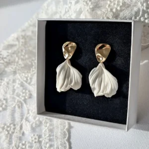 Accueil 6 Boucles d'oreilles mariée JUSTINE dans leur écrin : pétale de porcelaine froide sous une puce dorée, minimaliste chic, by Marguerite