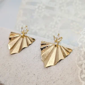 Boucles d'oreilles mariée VICTORIA dorées : éventails plissés en métal doré surmontés d'une fleur de cristal, by Marguerite