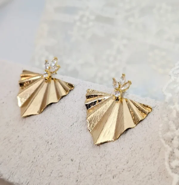 Boucles d'oreilles mariée VICTORIA dorées : éventails plissés en métal doré surmontés d'une fleur de cristal, by Marguerite