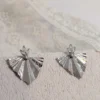 VICTORIA argentées près d'une dentelle : deux éventails plissés surmontés d'une fleur de cristal