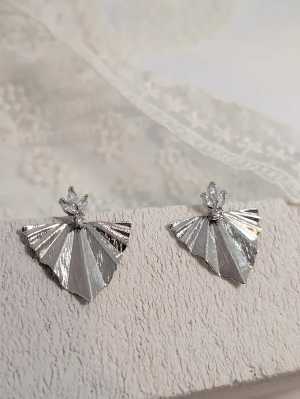 VICTORIA argentées près d'une dentelle : deux éventails plissés surmontés d'une fleur de cristal
