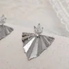 VICTORIA vues de biais : forme d'éventail argentée et cristaux, bijou de mariée moderne