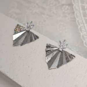 Boucles d'oreilles VICTORIA argentées sur un fond clair : éventails plissés en métal argenté et cristaux