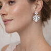 Mariée moderne avec boucles d oreilles luxe argentées