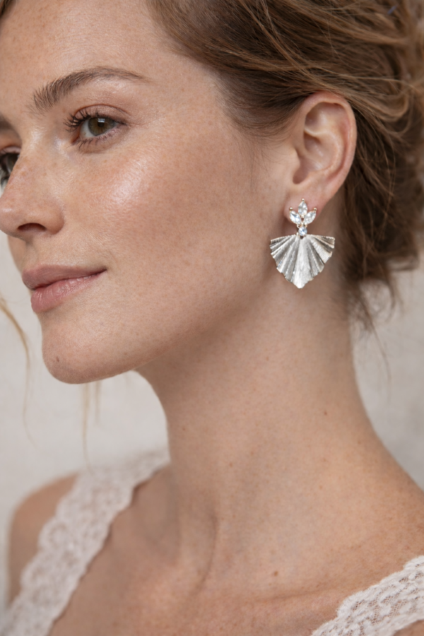 Mariée moderne avec boucles d oreilles luxe argentées