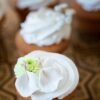 Boucles d'oreilles en pétales de porcelaine froide et cristaux sur un cupcake à la crème chantilly