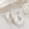 Boucles d'oreilles mariage argenté, cristaux et pétale de porcelaine froide faites main en France