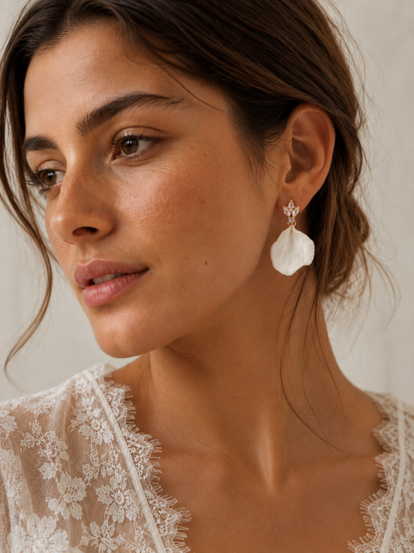 Boucles d'oreilles NOÉMIE 11 Noémie associe la douceur mate de la porcelaine à une étincelle de lumière. Un pétale de porcelaine froide pend sous une petite puce fleur sertie de cristaux, pour des boucles d'oreilles discrètes. <ul> <li>Faites main dans mon atelier du Pays Basque</li> <li>Puce plaquée or 18k ou en laiton argenté, zircone cubique, pétale en porcelaine froide</li> <li>Pétale de 2,5 × 2,3 cm · puce de 1 × 0,8 cm</li> </ul> boucles d'oreilles mariage pétale de porcelaine froide et fleur de zirconium