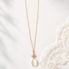 Collier NOÉMIE : pétale blanc en porcelaine froide et trois zirconiums sur une fine chaîne dorée