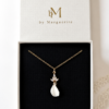 Collier mariée pétale porcelaine NOÉMIE : pétale blanc en porcelaine froide sous un motif doré serti de trois zirconiums, présenté dans son écrin, by Marguerite