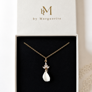 Collier mariée pétale porcelaine NOÉMIE : pétale blanc en porcelaine froide sous un motif doré serti de trois zirconiums, présenté dans son écrin, by Marguerite