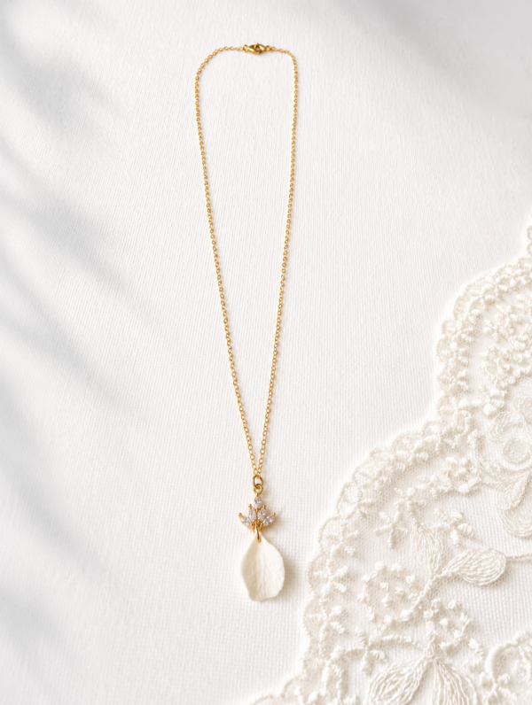 Collier NOÉMIE : pétale blanc en porcelaine froide et trois zirconiums sur une fine chaîne dorée