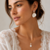 Collier NOÉMIE porté avec les boucles d'oreilles assorties, sur un décolleté en dentelle