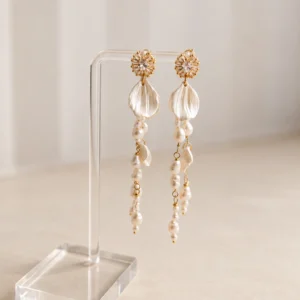 Boucles d'oreilles ADÉLAÏDE : longues boucles de mariée vintage, pétales nacrés et perles, sur présentoir, by Marguerite
