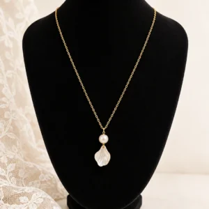 Collier VIVIENNE : perle de culture et pétale de porcelaine nacrée sur chaîne dorée, collier mariage sur buste, by Marguerite