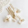 Set d'épingles GARANCE : fleurs blanches en porcelaine froide au cœur doré sur tiges dorées, posées sur une dentelle, by Marguerite