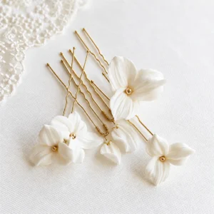 Accueil 9 Set d'épingles GARANCE : fleurs blanches en porcelaine froide au cœur doré sur tiges dorées, posées sur une dentelle, by Marguerite