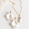 Parure bijoux de mariage en porcelaine froide blanche et cristaux avec collier assorti