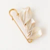 Attache-traîne mariée VIVIENNE : trois pétales nacrés en porcelaine froide sur une épingle dorée, by Marguerite