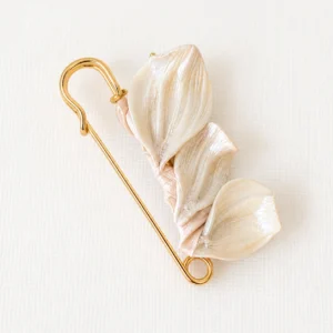 Attache-traîne mariée VIVIENNE : trois pétales nacrés en porcelaine froide sur une épingle dorée, by Marguerite